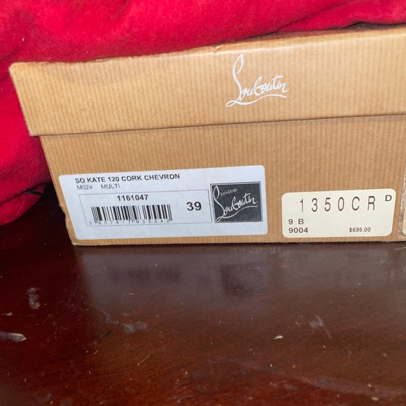 Christian Louboutin - Picture 6 of 9